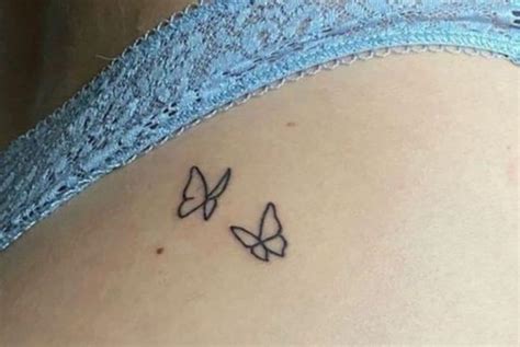 Mariposas en el gluteo tatuaje